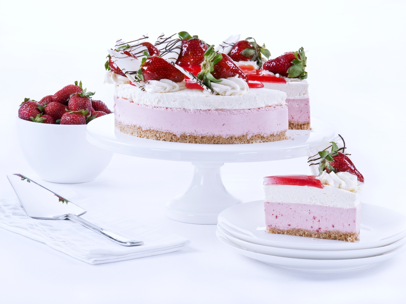 Аппетитный праздничный торт с клубникой на столе 