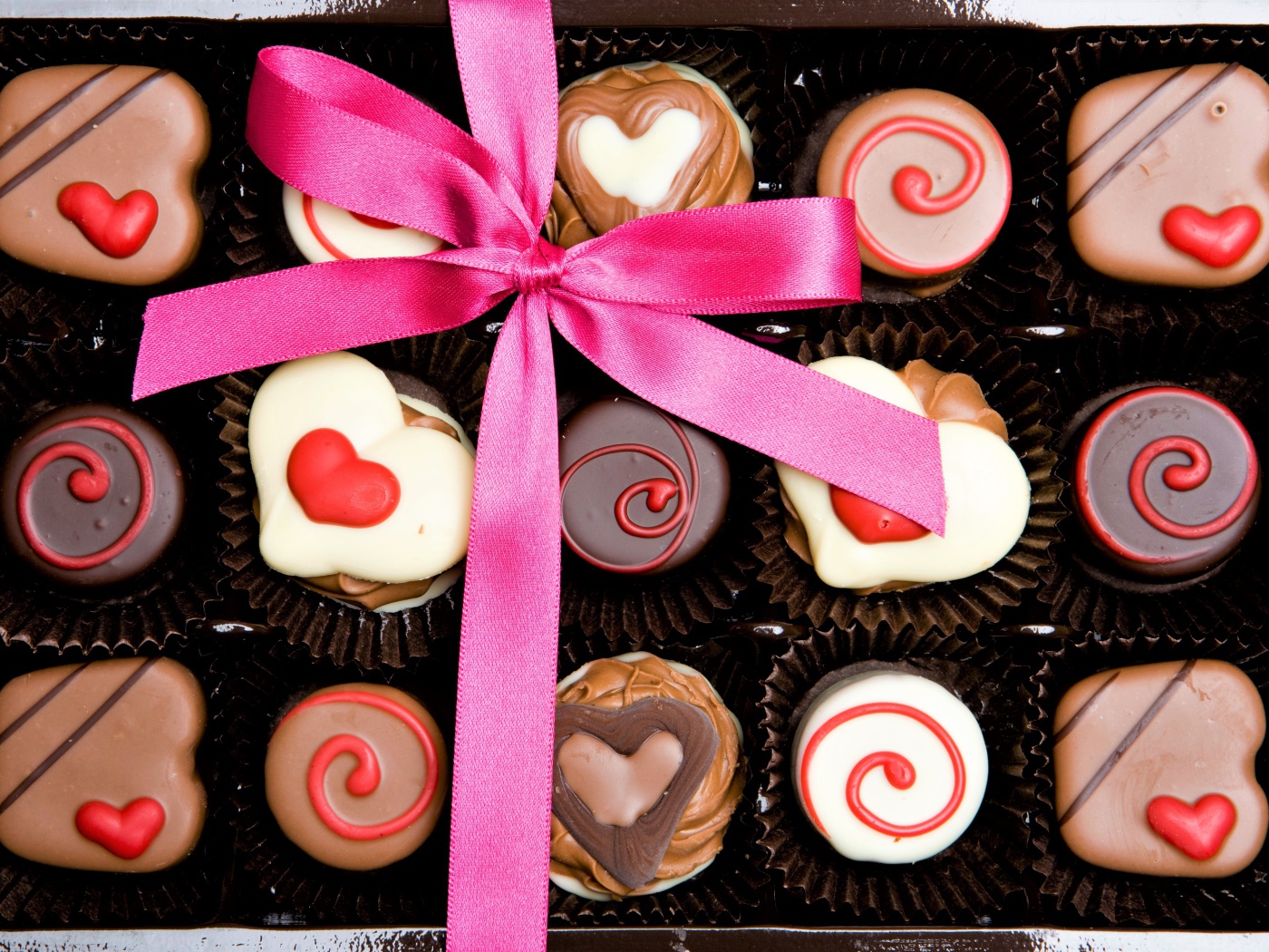 Конфеты ассорти в коробке с бантом