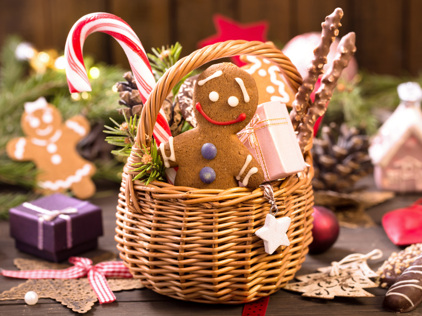 Красивое рождественское печенье в корзине со сладостями