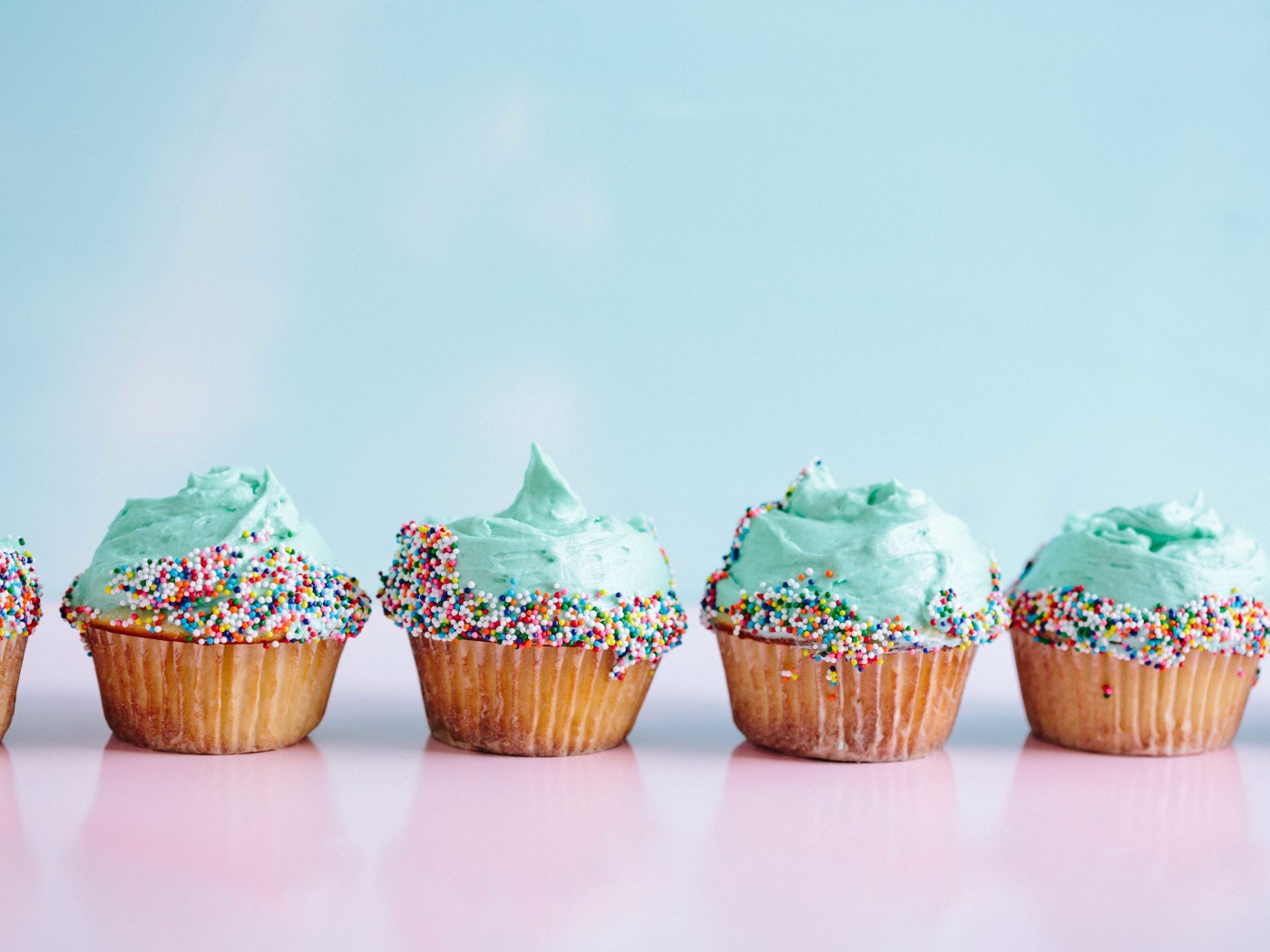 Красивые праздничные кексы с голубым кремом