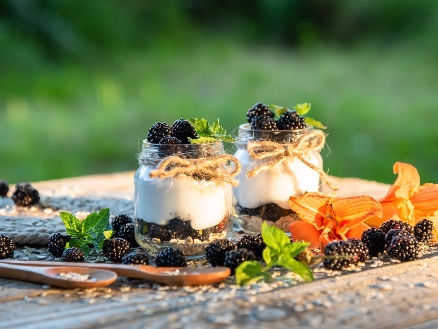 Ягоды ежевики в банках с йогуртом 