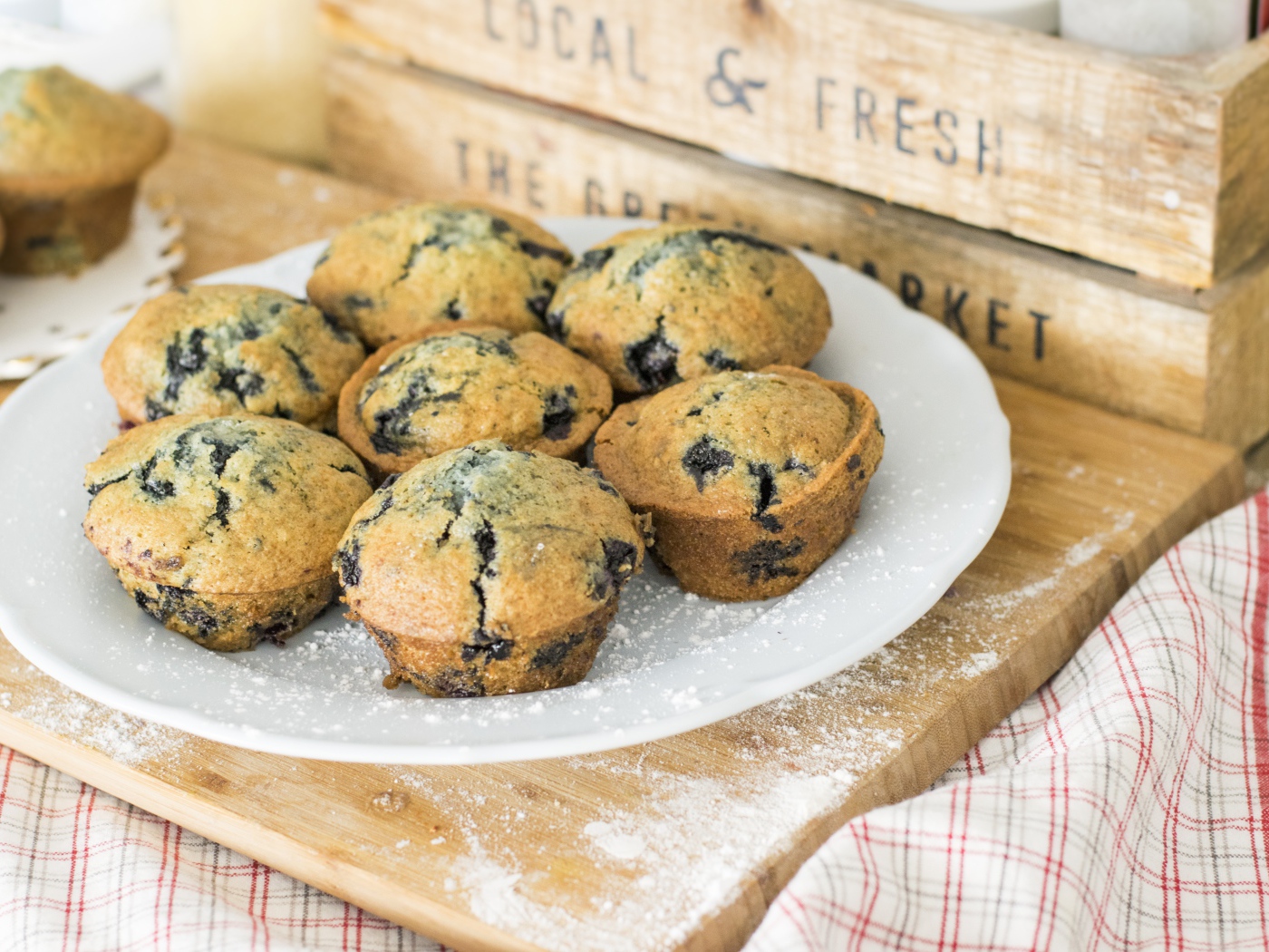 Кексы с ягодами черники на столе 