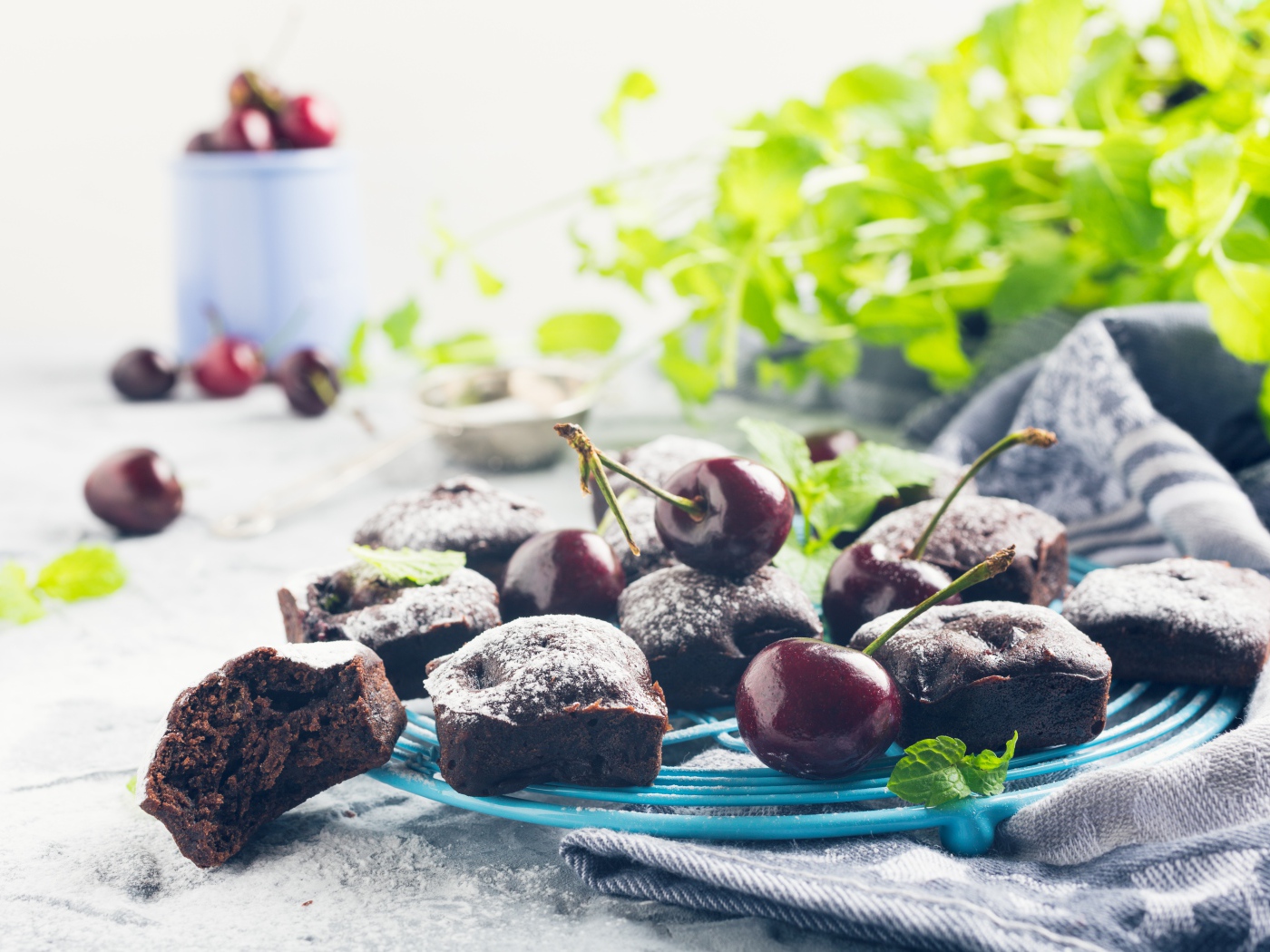 Шоколадные кексы на тарелке с ягодами черешни 