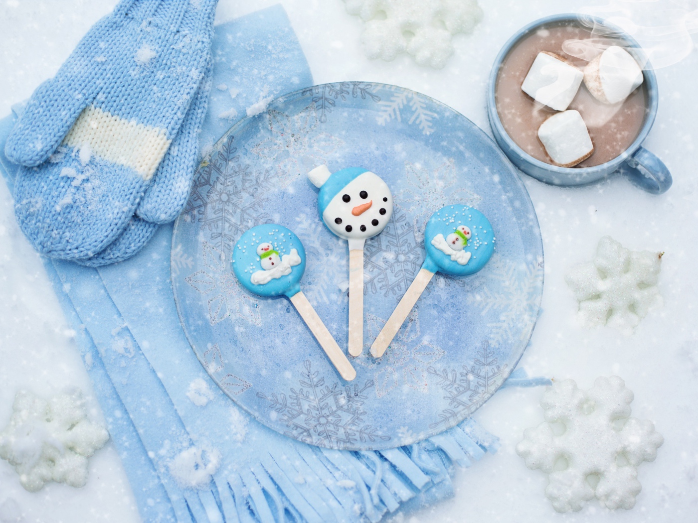 Новогодние конфеты на снегу с какао и варежками 