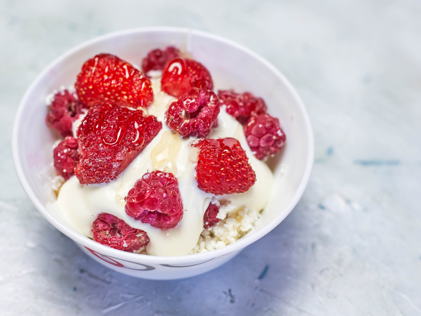 Творог со сметаной и ягодами малины