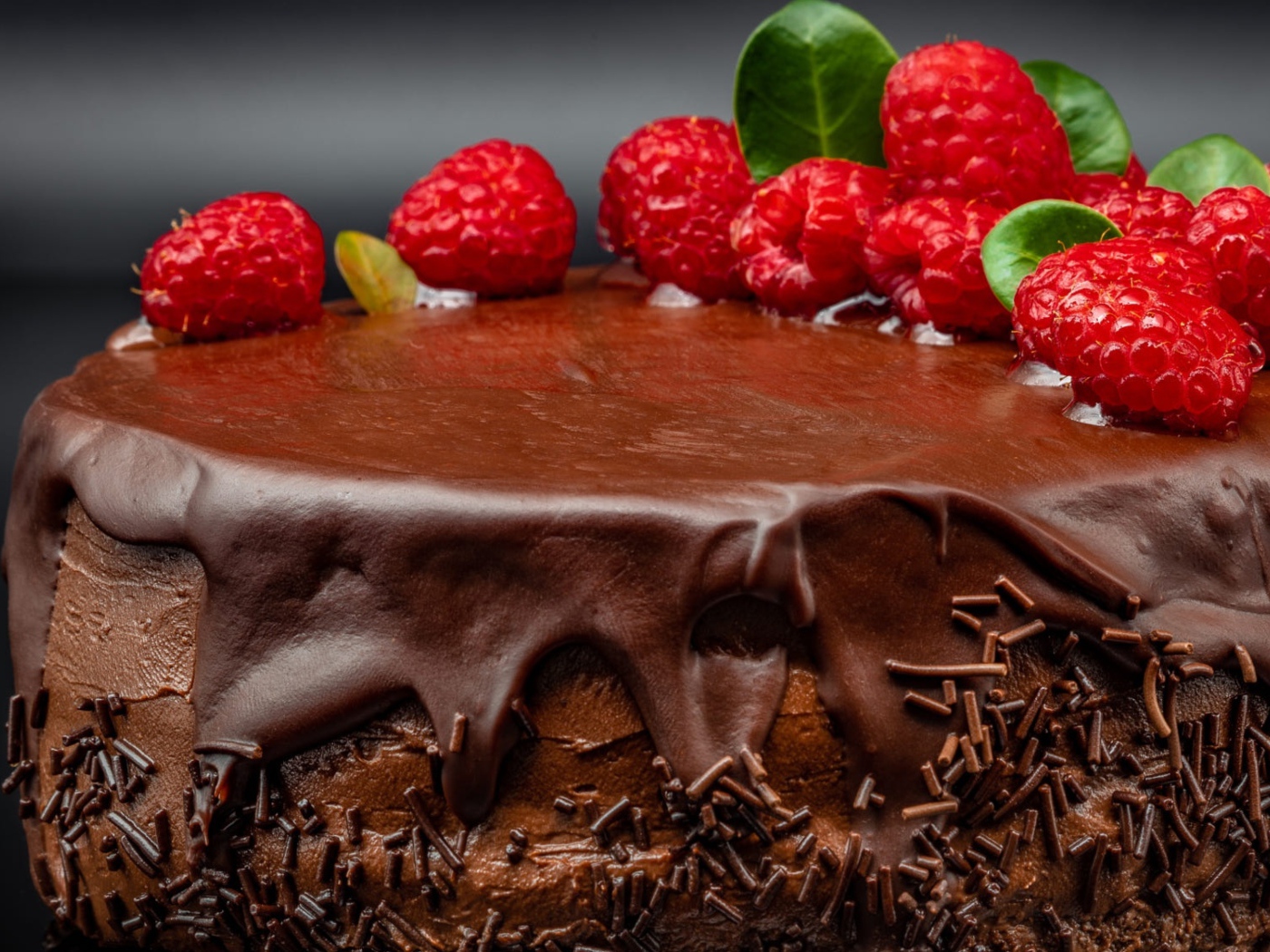 Пирог с кремом и шоколадом украшен малиной