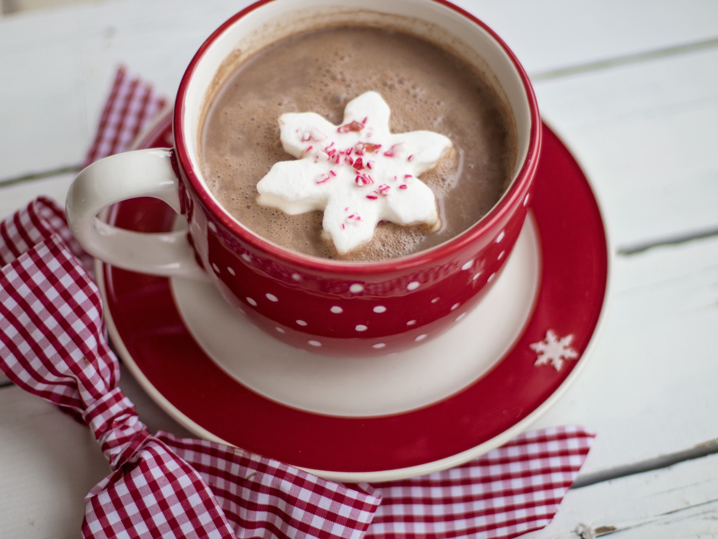 Чашка горячего шоколада с маршмеллоу на столе 