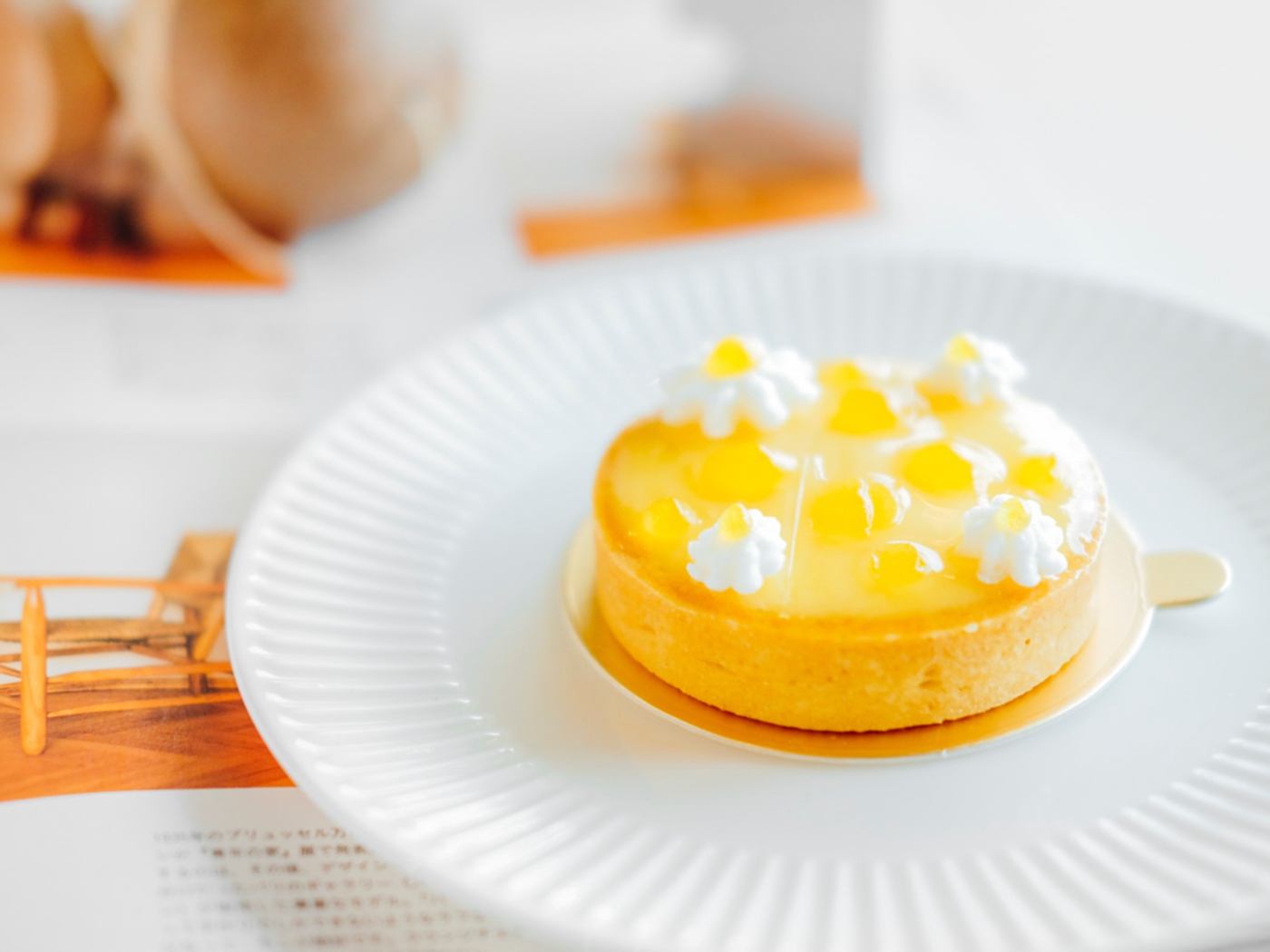 Вкусный творожный десерт на белой тарелке