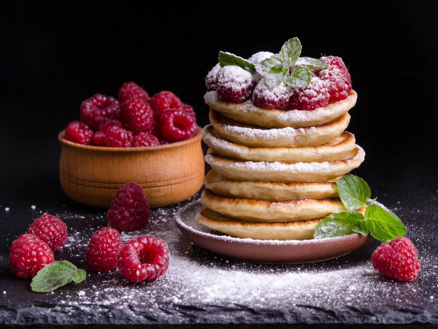 Вкусные пышные оладьи с сахарной пудрой и малиной