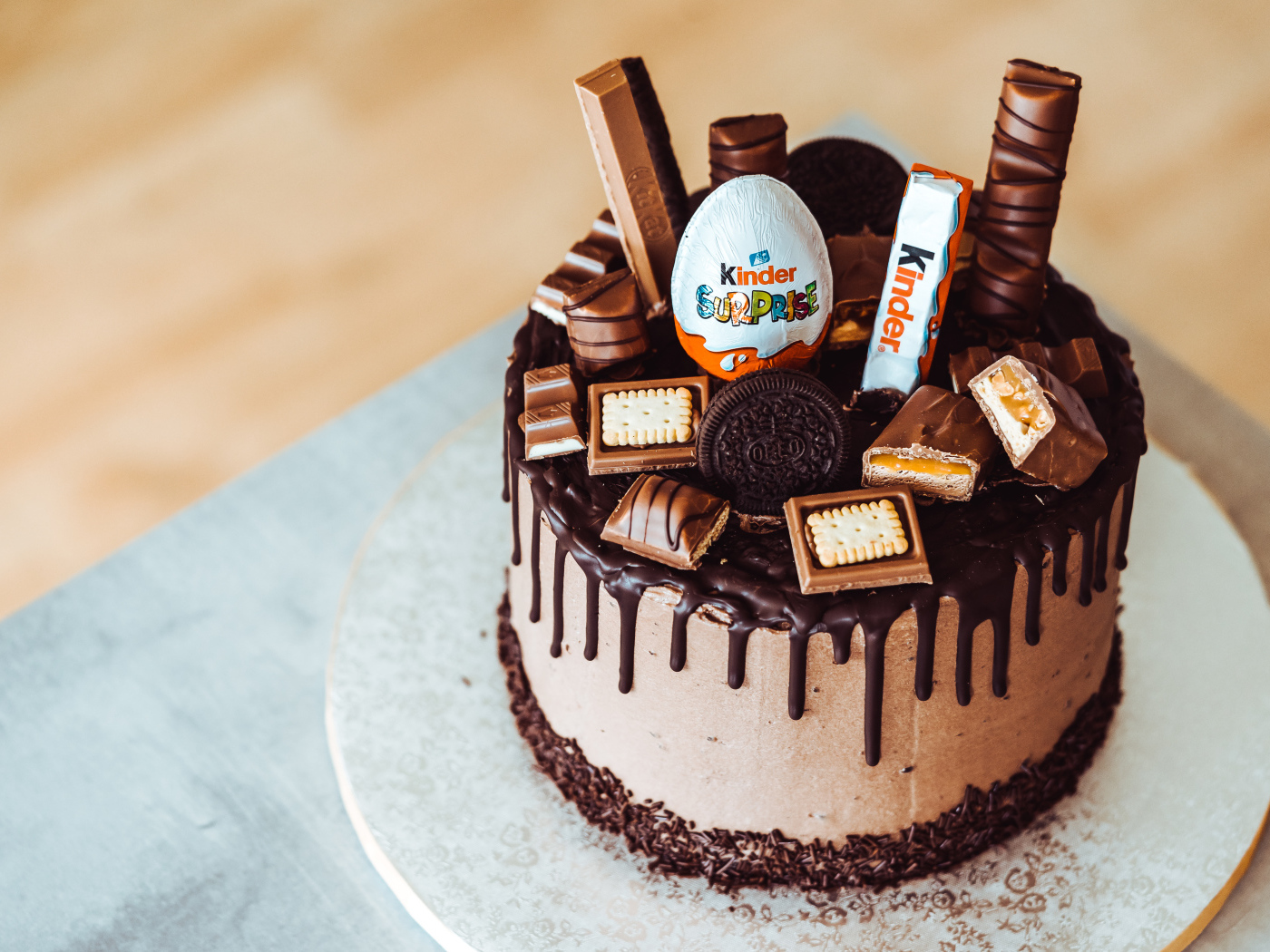 Праздничный шоколадный торт украшен сладостями