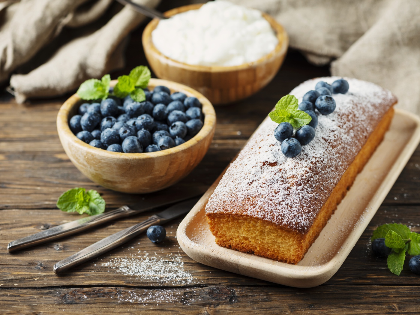 Свежий кекс с сахарной пудрой и ягодами черники