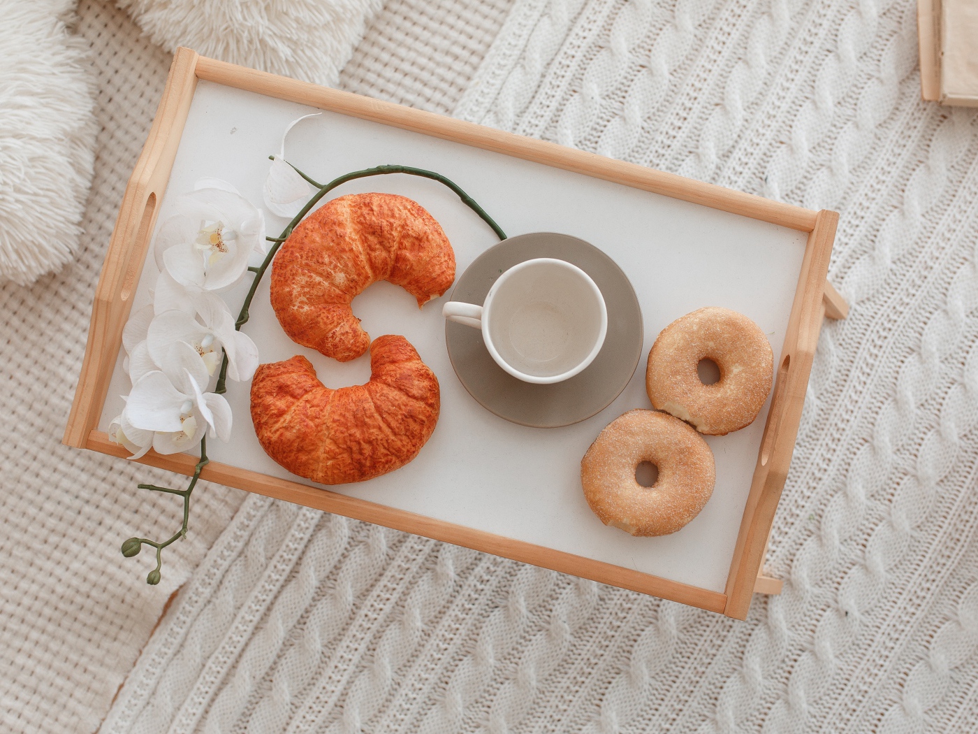 Свежая выпечка,кофе и цветок орхидеи для любимой на завтрак