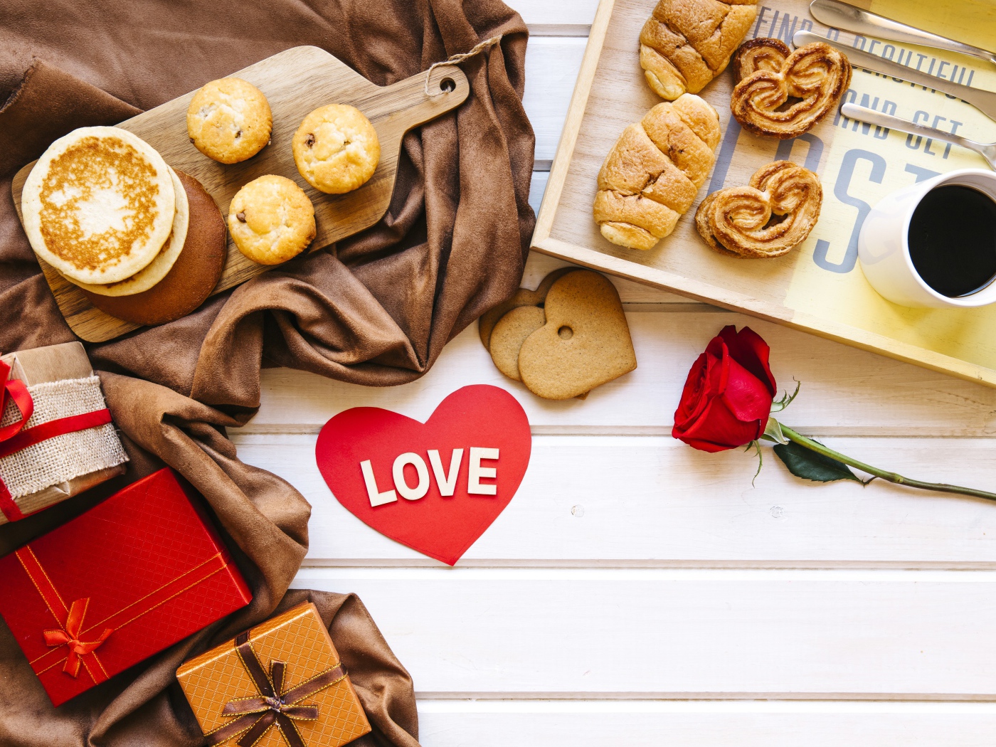 Свежая выпечка на столе с подарками и кофе 