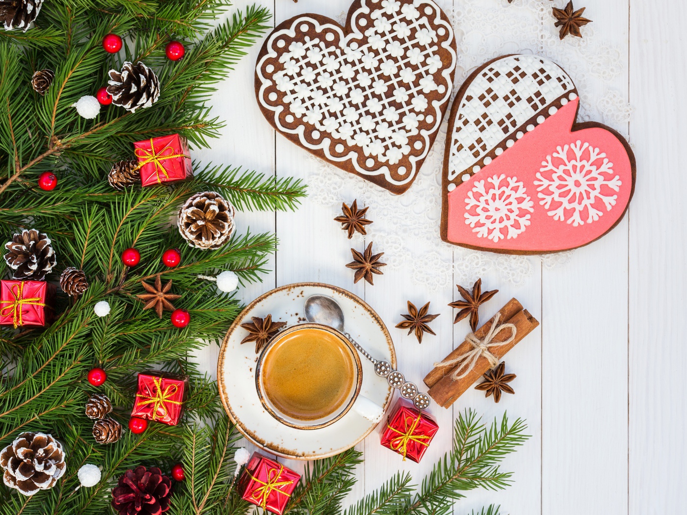 Печенье в форме сердца на столе с чашкой кофе и еловой веткой