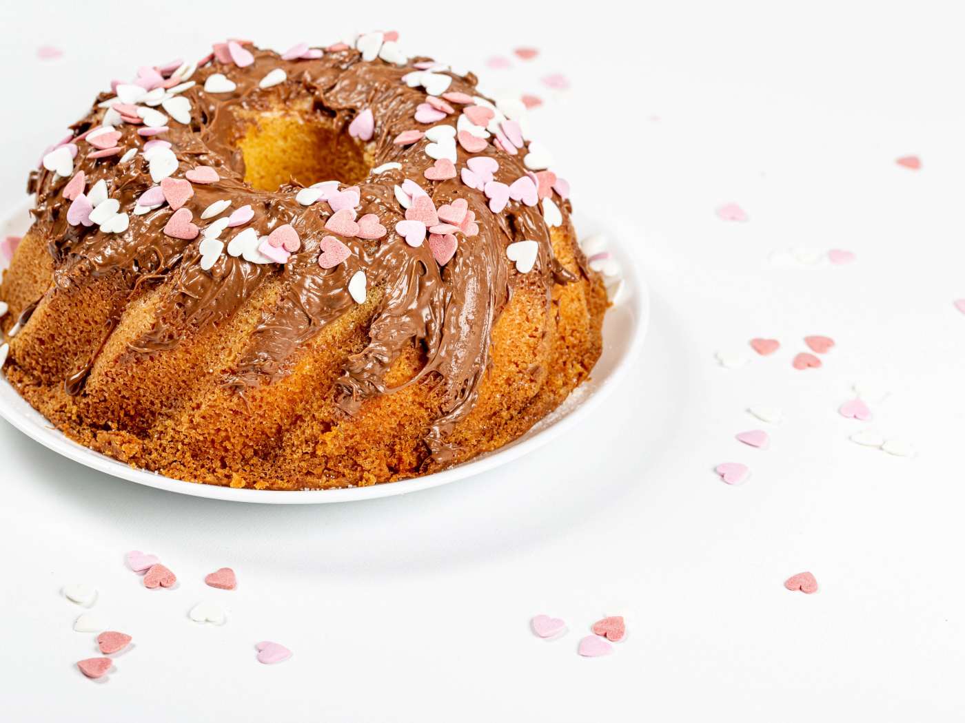 Аппетитный кекс с шоколадом и конфетами в форме сердца 