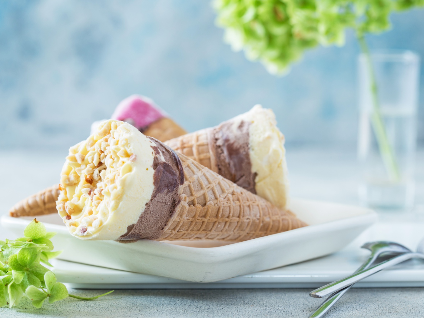Мороженое рожок в вафельной трубочке на столе 