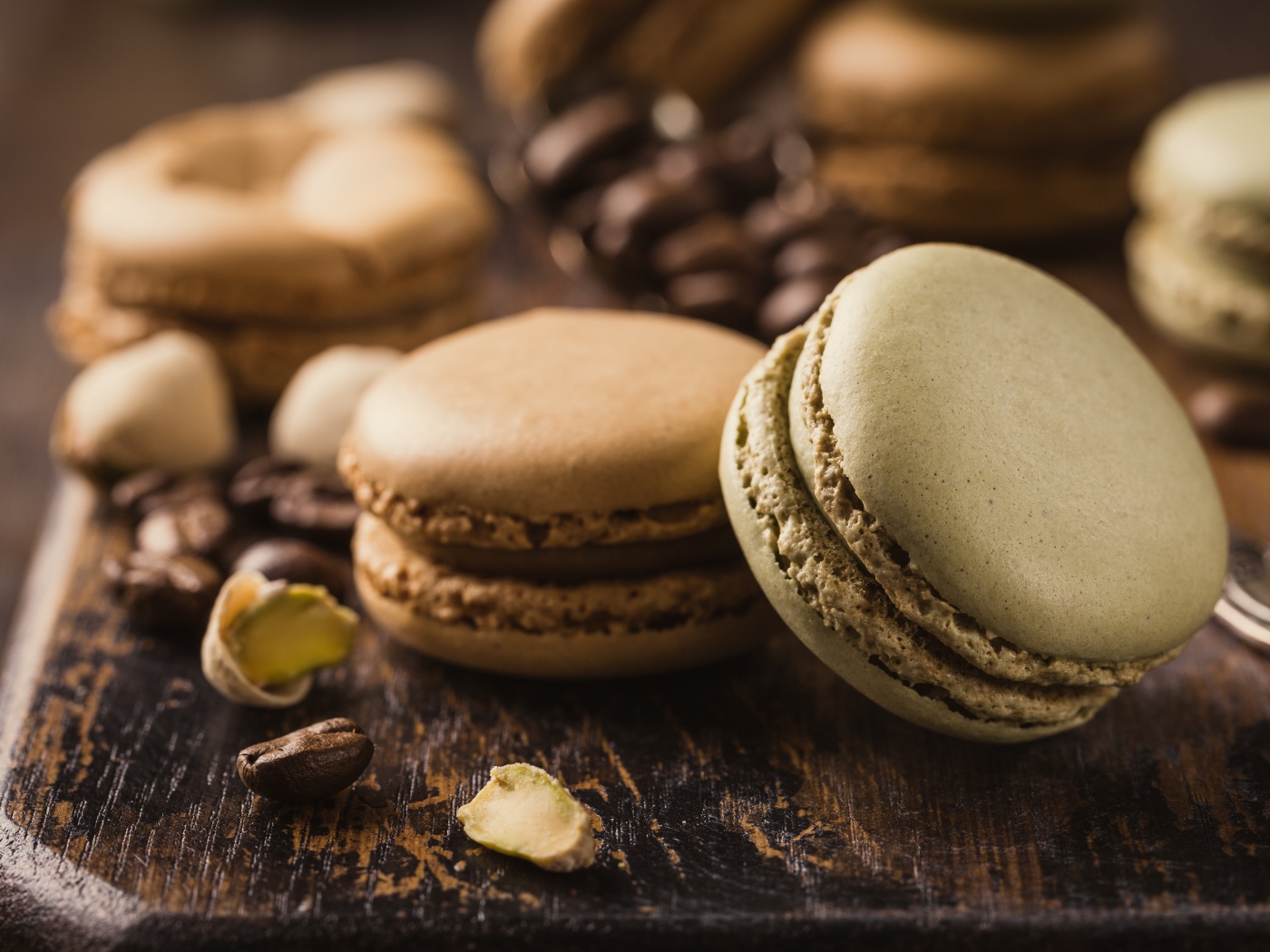 Десерт макарун на столе с кофейными зернами