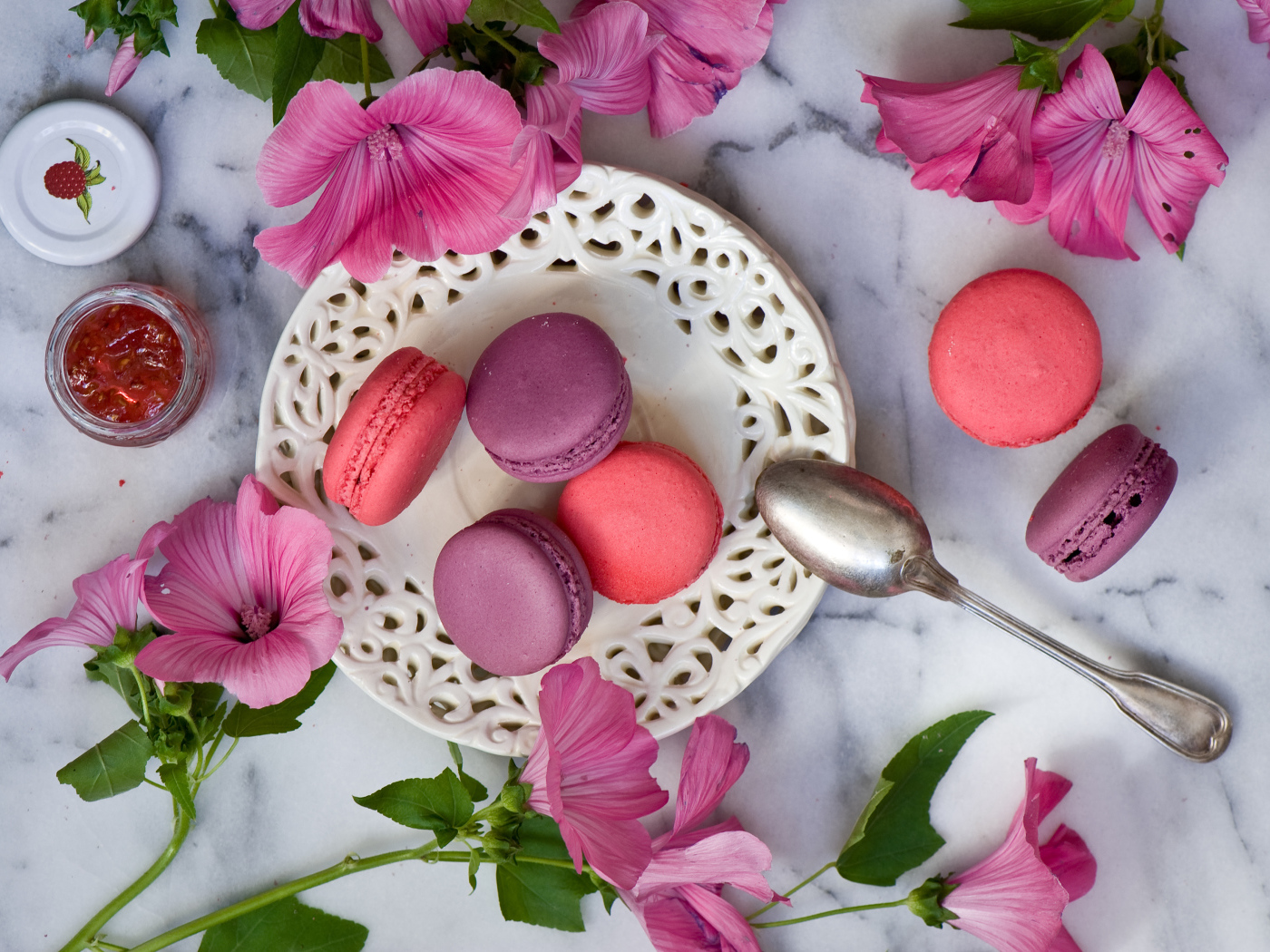 Десерт макарун с розовыми цветами мальвы