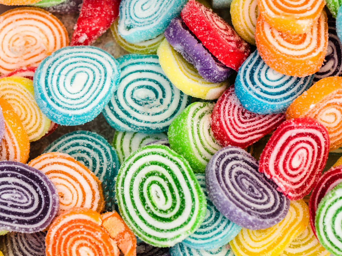 Разноцветный спиральный мармелад в сахаре крупным планом