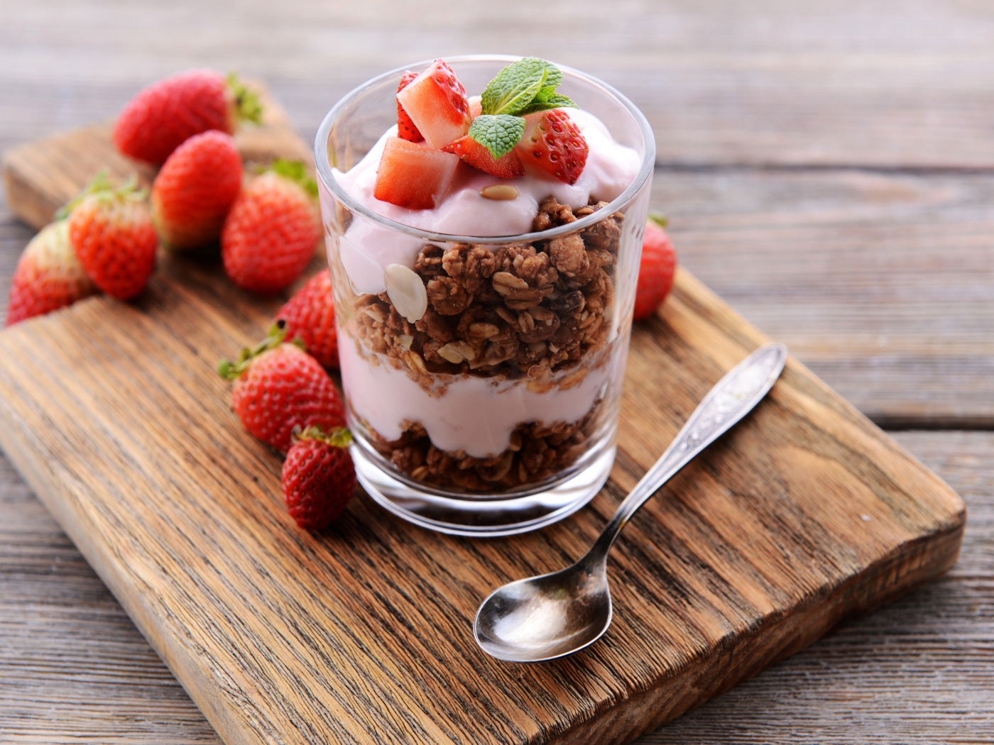 Овсяные хлопья в стакане с йогуртом и ягодами клубники