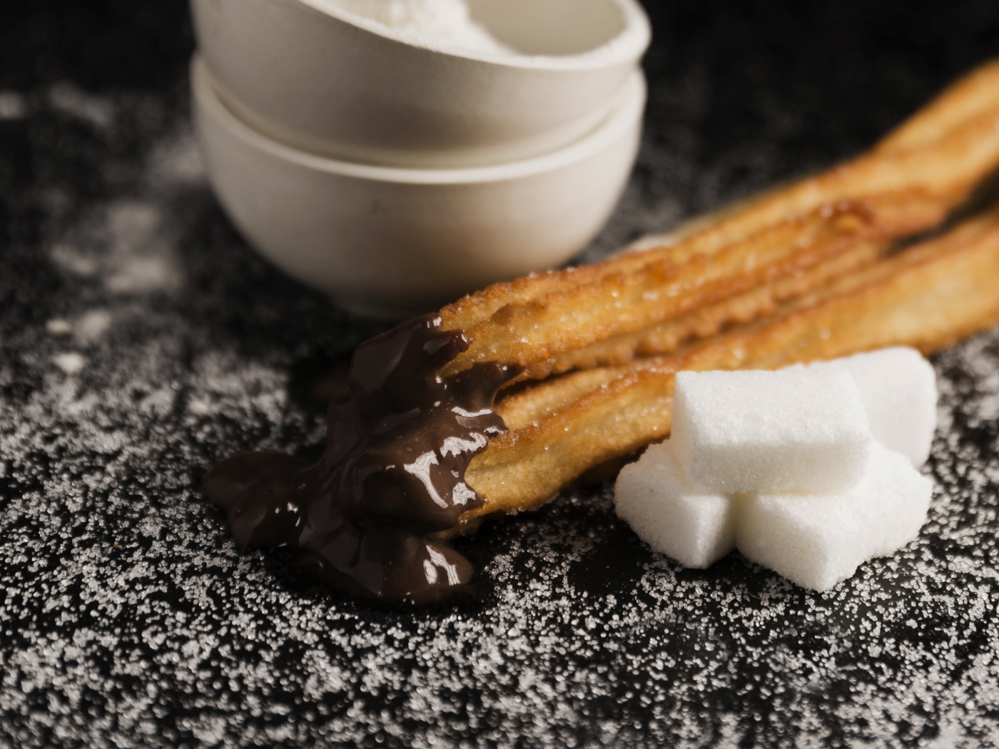 Выпечка с шоколадом на столе с сахаром