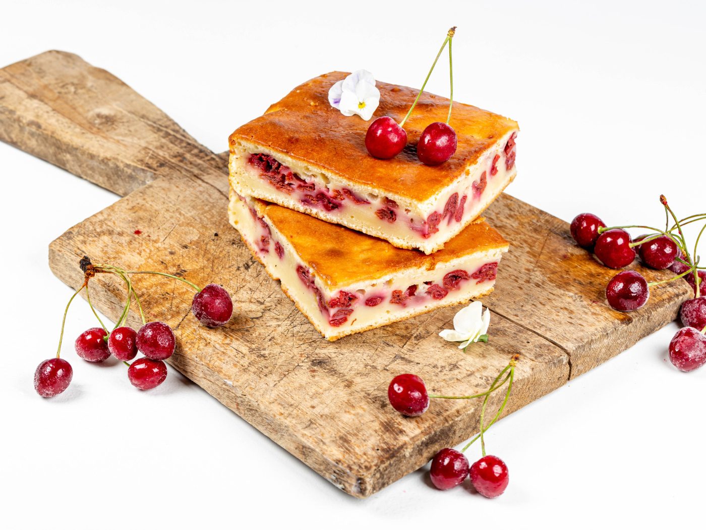 Пирог с вишнями на доске на белом фоне