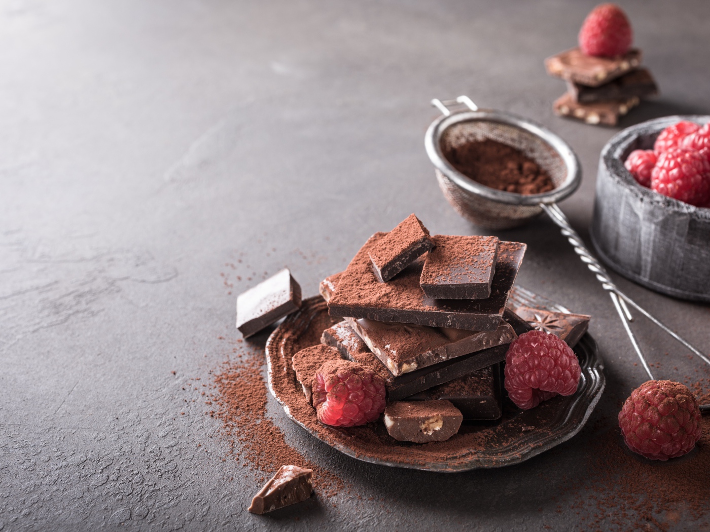 Кусочки шоколада посыпаны какая на тарелке с малиной