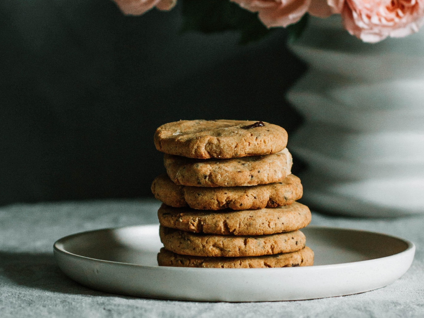 Песочное печенье на тарелке на столе