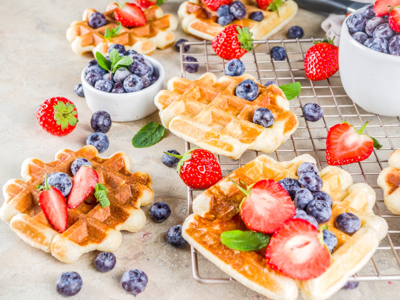 Вкусные сладкие вафли на столе с ягодами черники и клубники