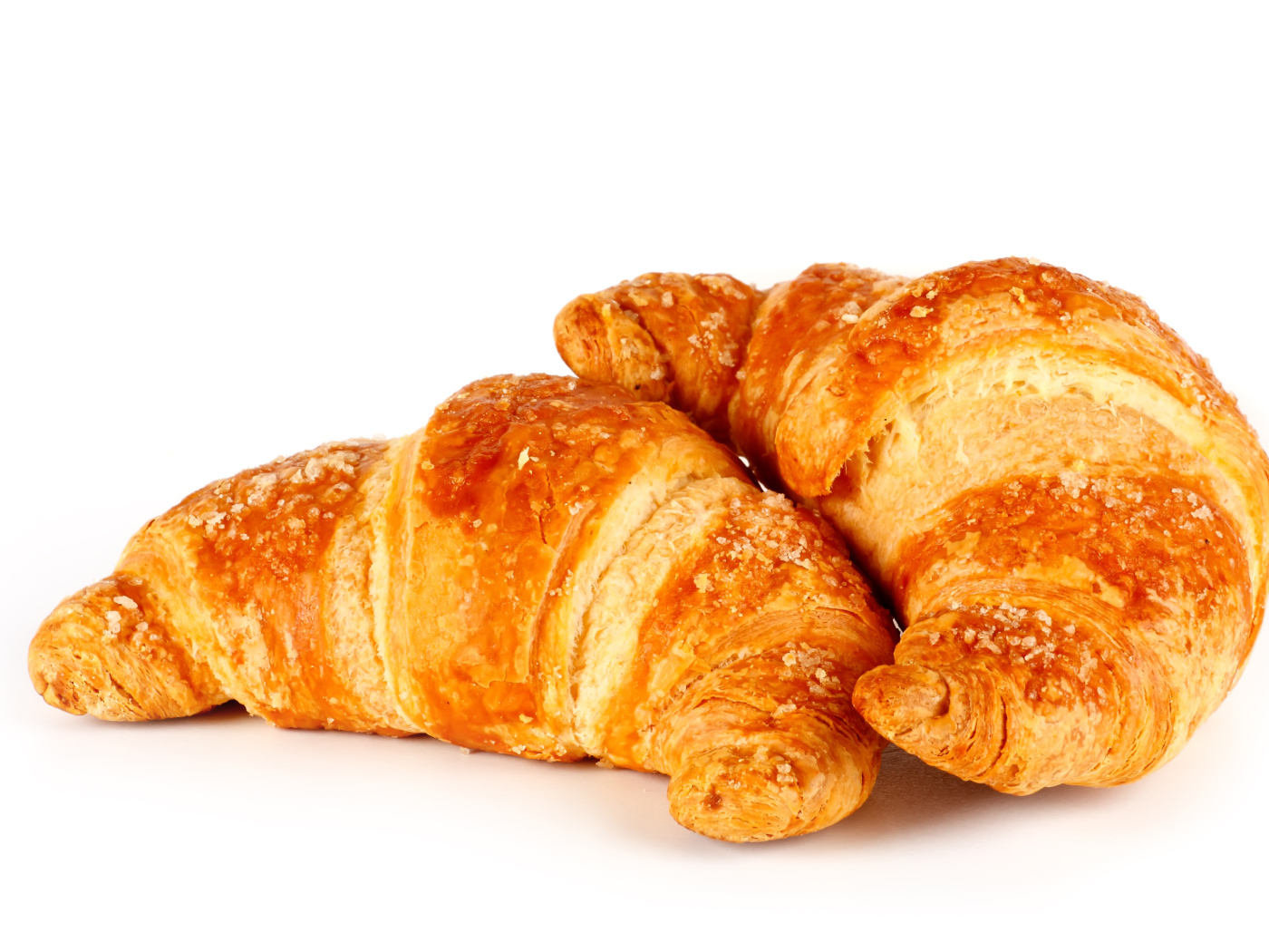Два свежих круассана на белом фоне