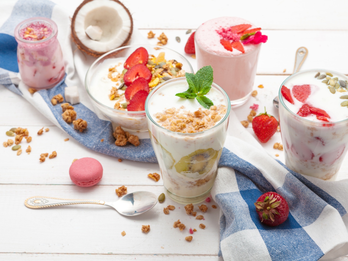 Йогурт с хлопьями и ягодами клубники на столе 