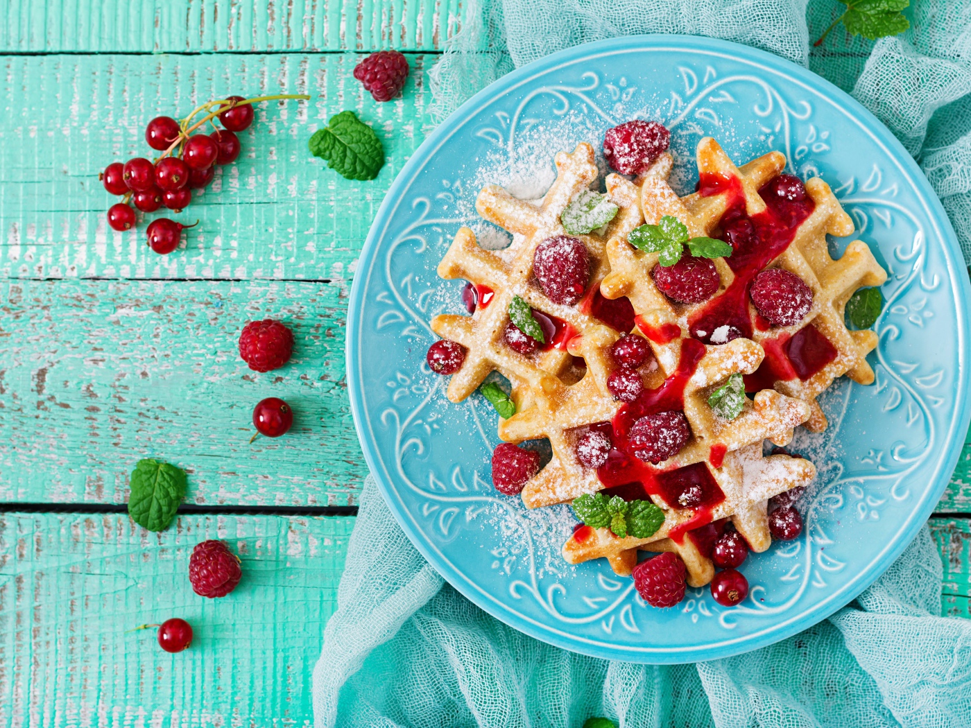 Аппетитные вафли с малиной, красной смородиной и джемом 