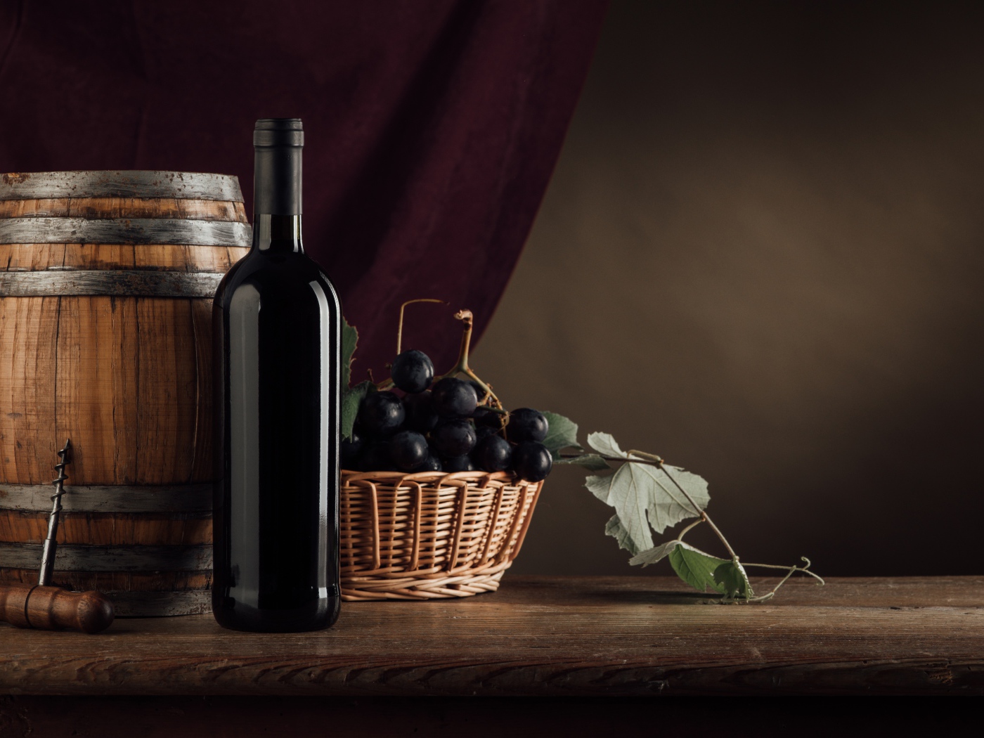 Бочка с вином на столе с виноградом 