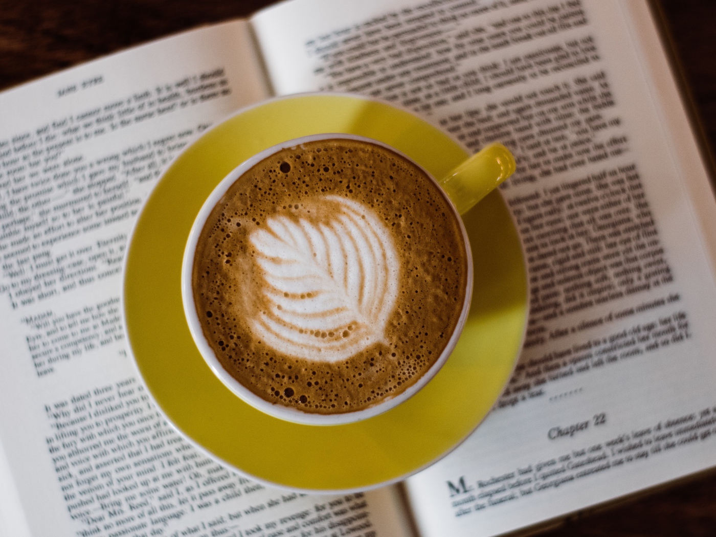 Чашка кофе стоит на книге  
