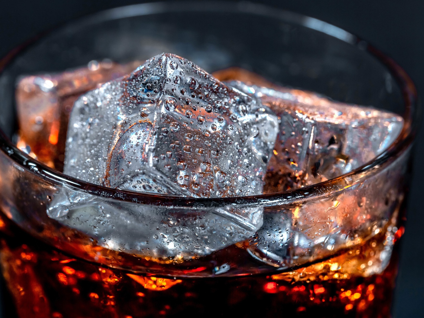 Напиток кока кола в стакане с кубиками льда