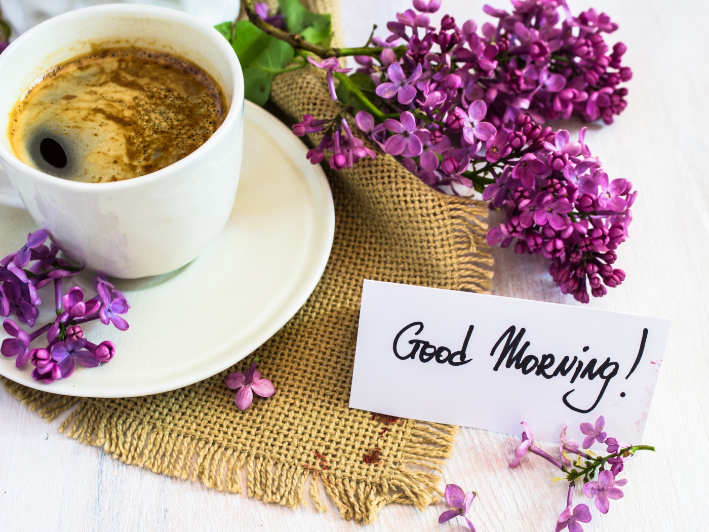 Кофе и сирень на завтрак для любимой 