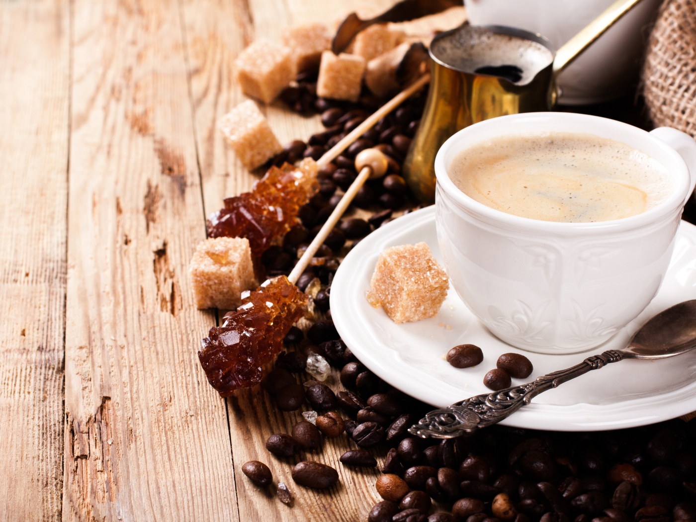 Чашка кофе на столе с леденцами и зернами