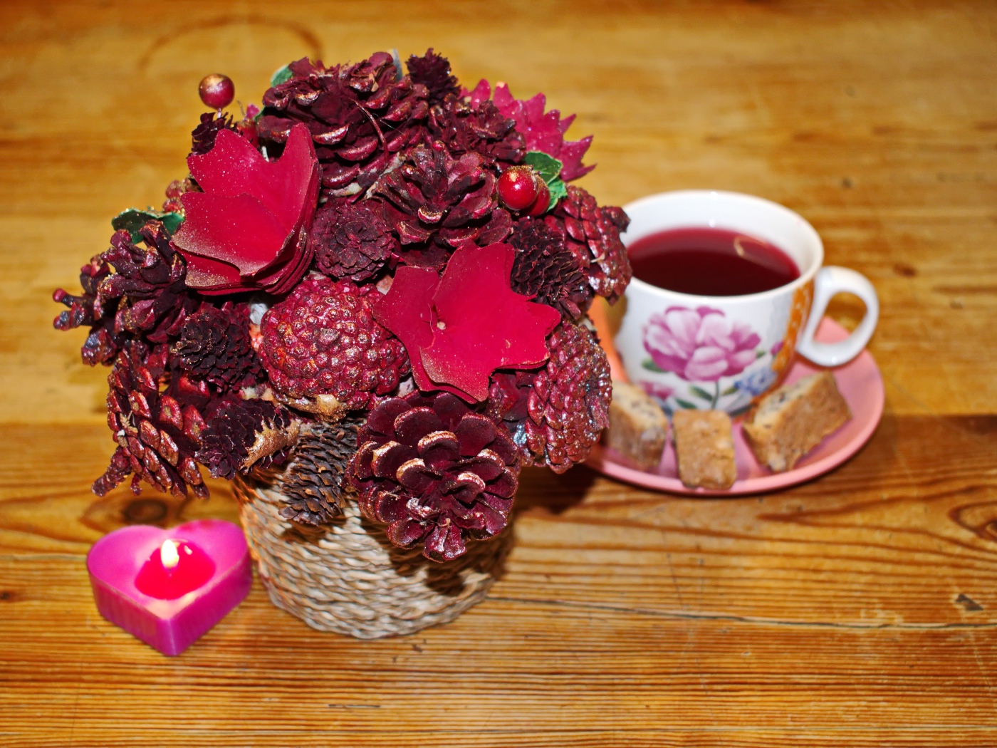 Чашка чая на столе с декором и свечой