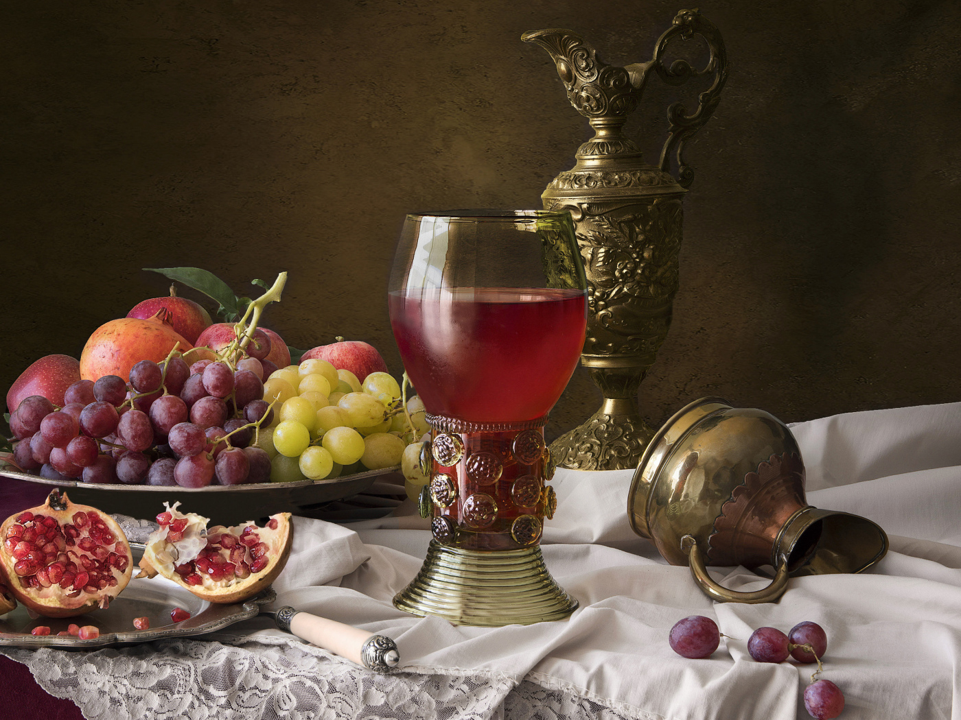 Кубок с вином на столе с фруктами