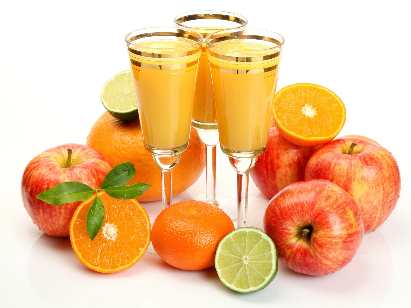 Свежий цитрусовый сок на белом фоне с яблоками, апельсинами  и лимоном