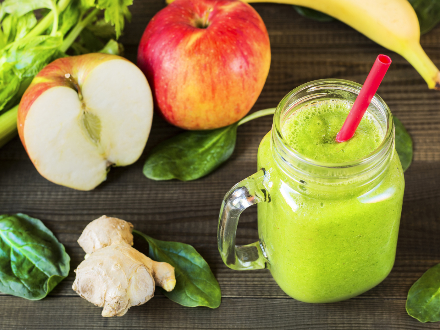 Зеленый смузи на столе с яблоками и имбирем