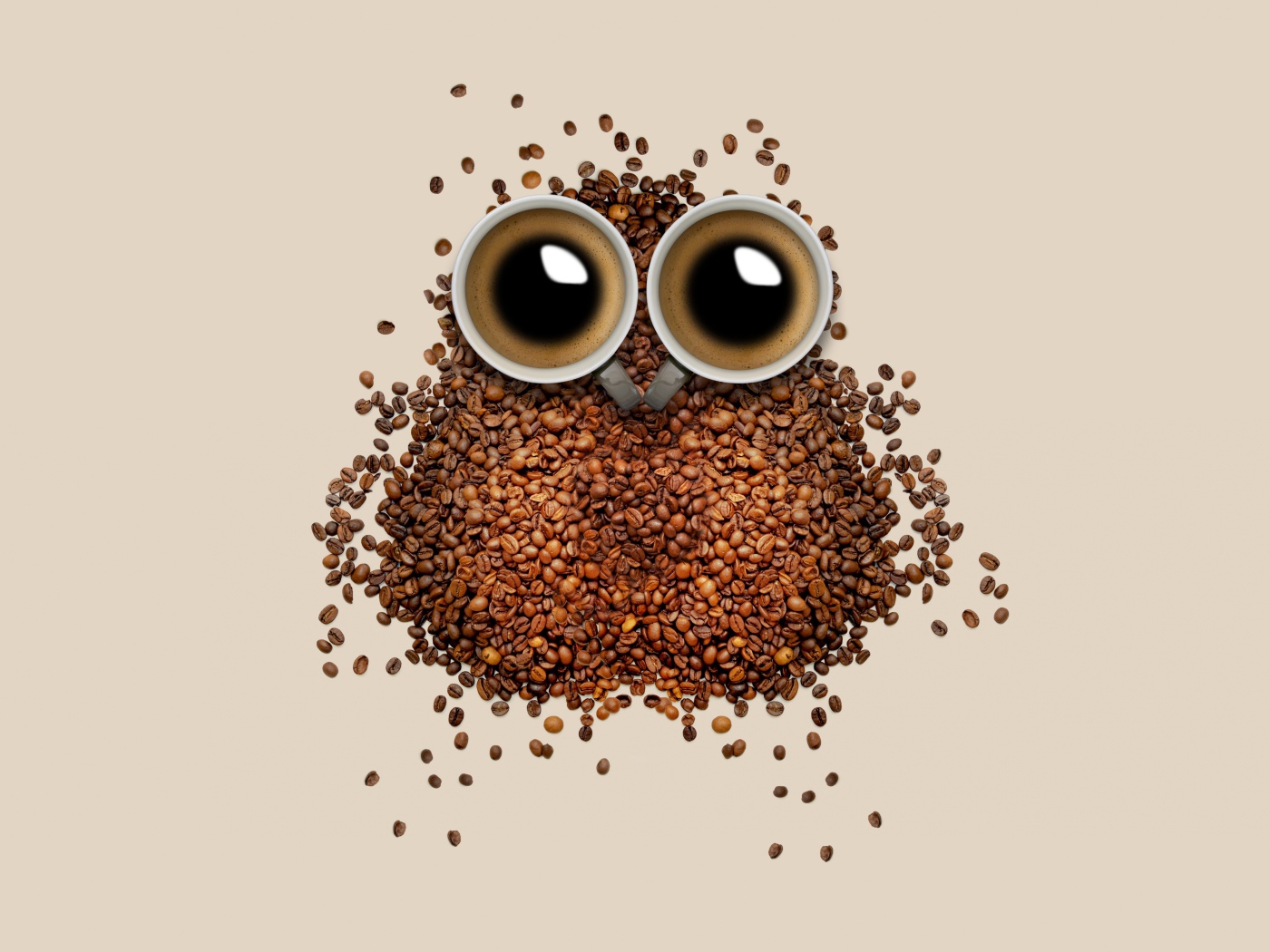 Сова из кофейных зерен и кружек на сером фоне