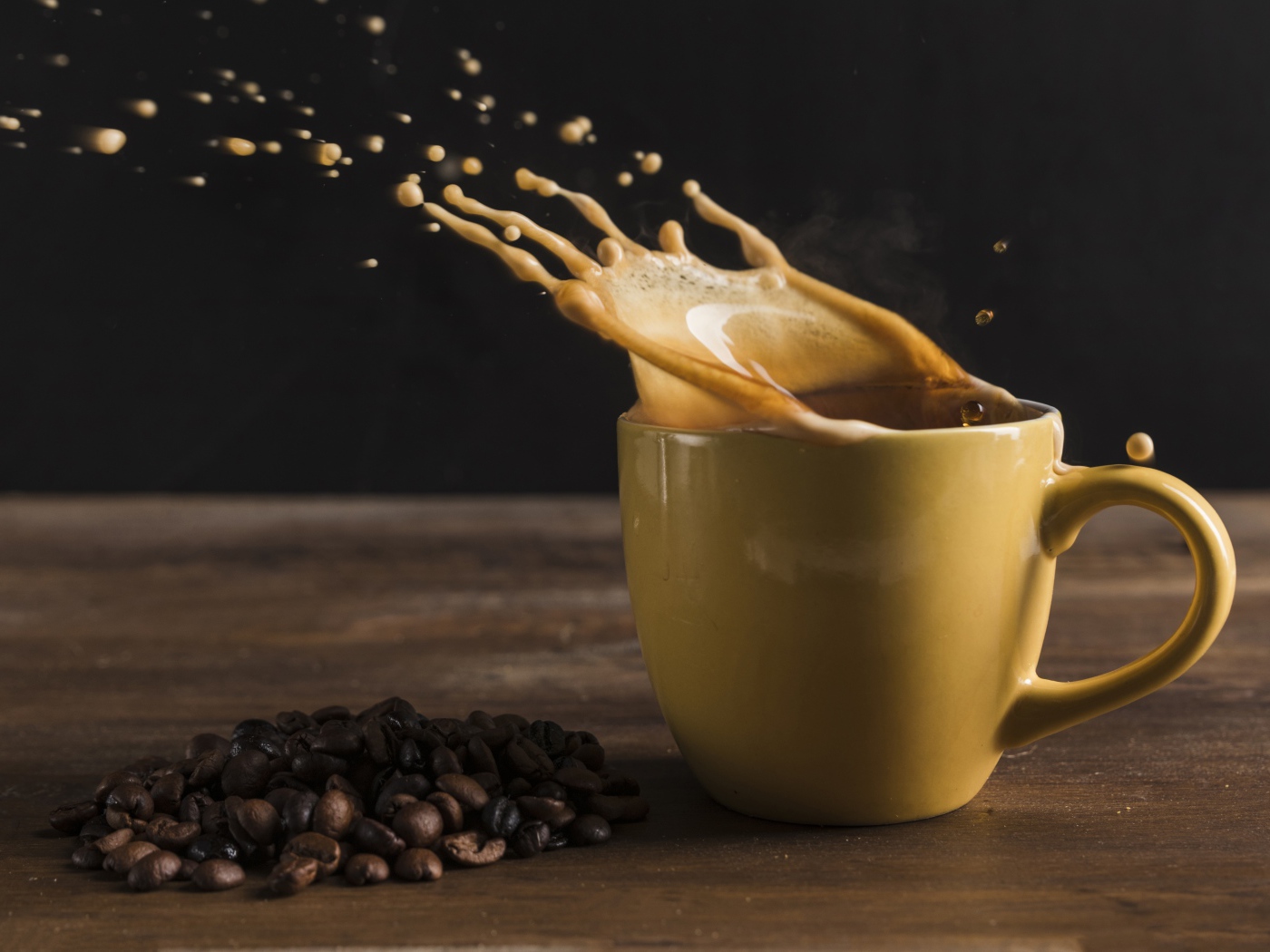 Брызги кофе на столе в чашке 