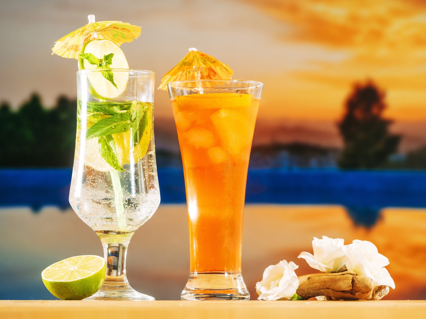 Вкусный холодный лимонад на столе 