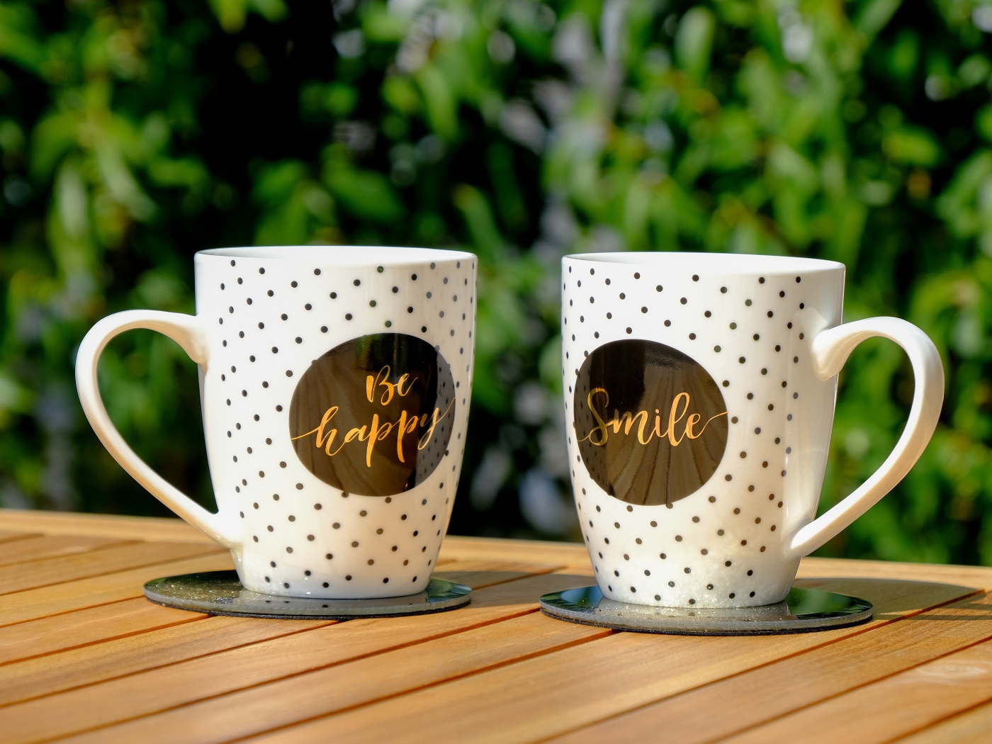 Две красивые чашки на столе на улице