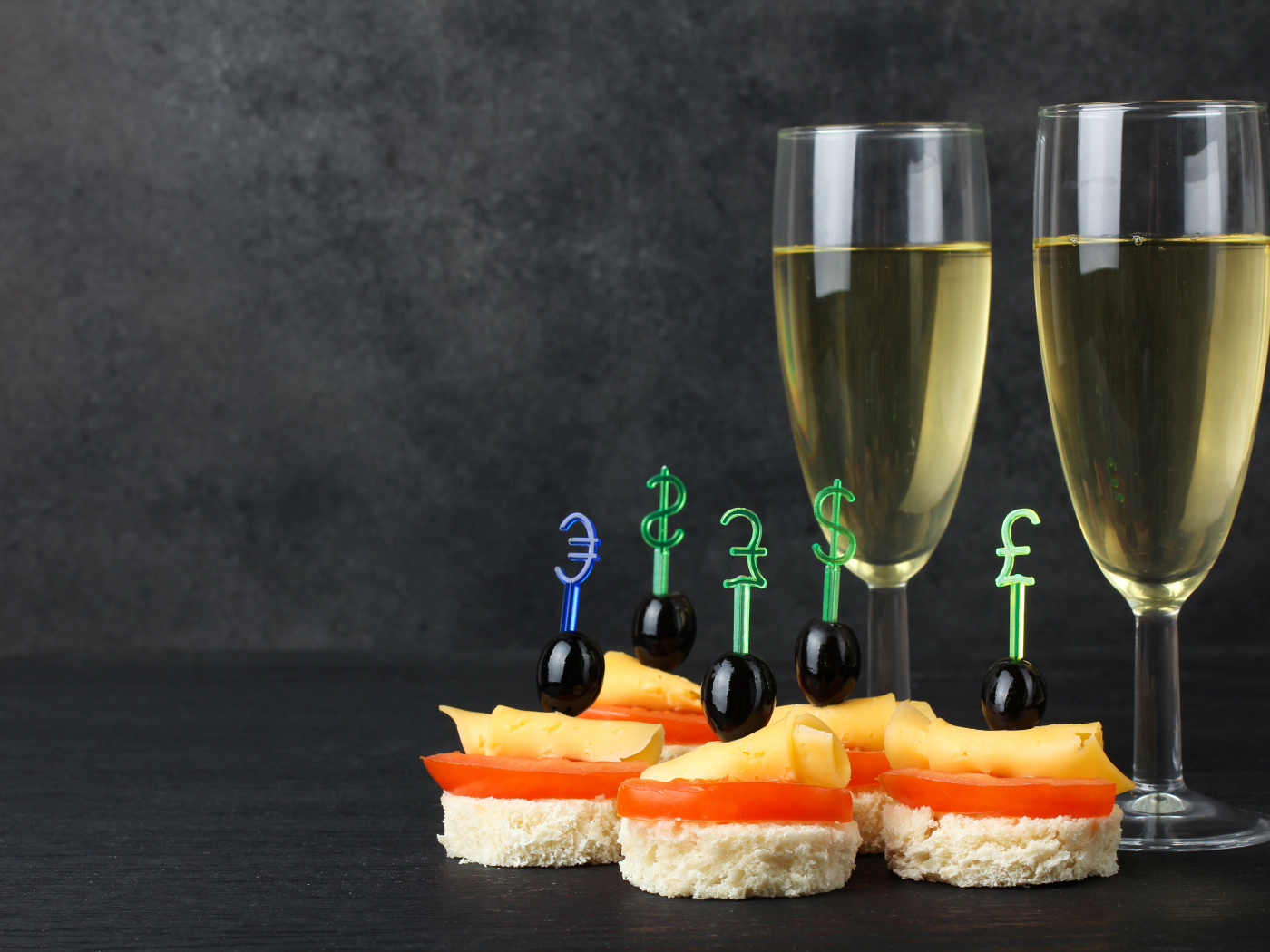 Два бокала шампанского на столе с канапе