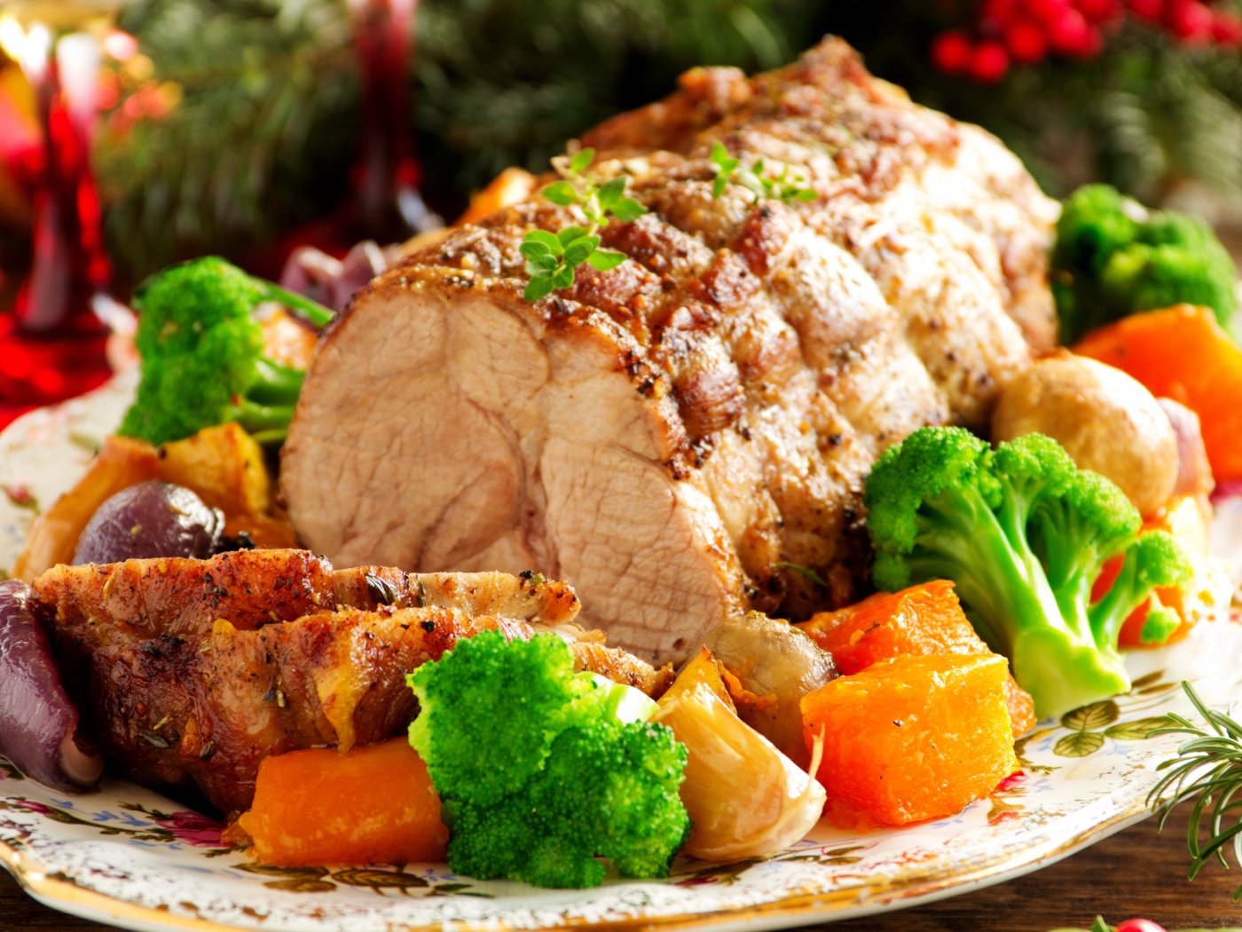 Кусок запеченного мяса на тарелке с овощами