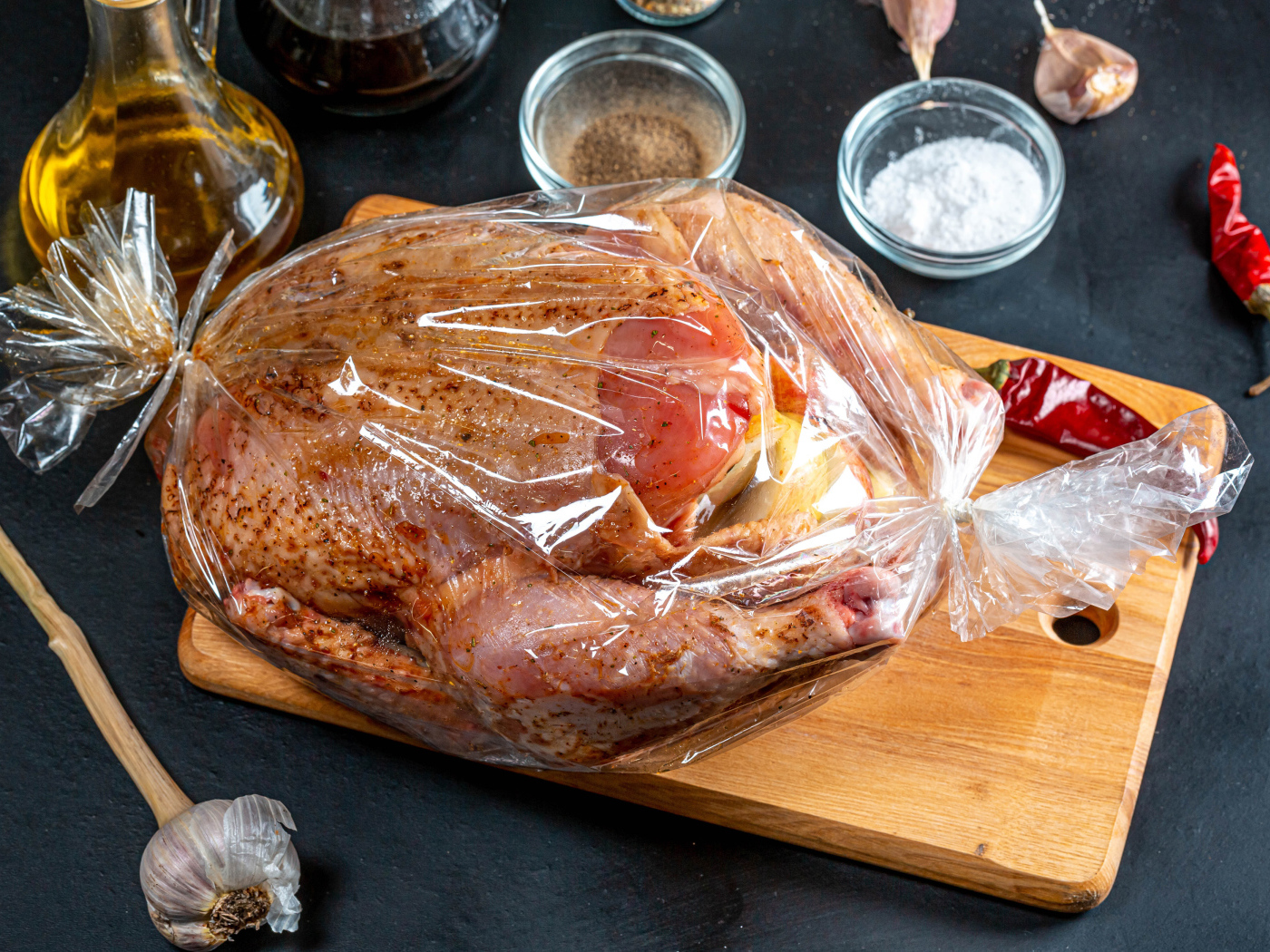 Курица в пакете готовится к запеканию 