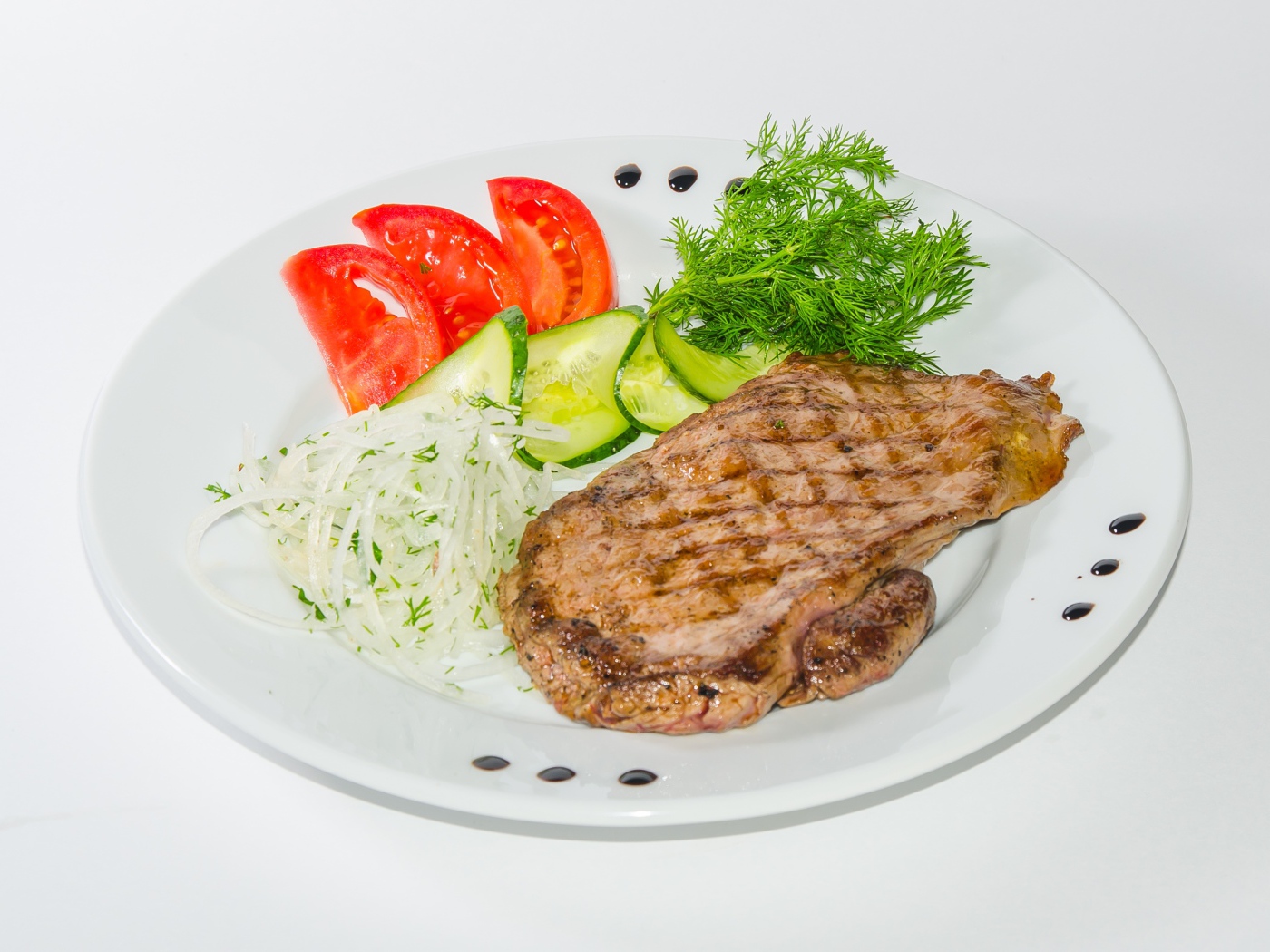 Кусок курицы с овощами на белой тарелке 