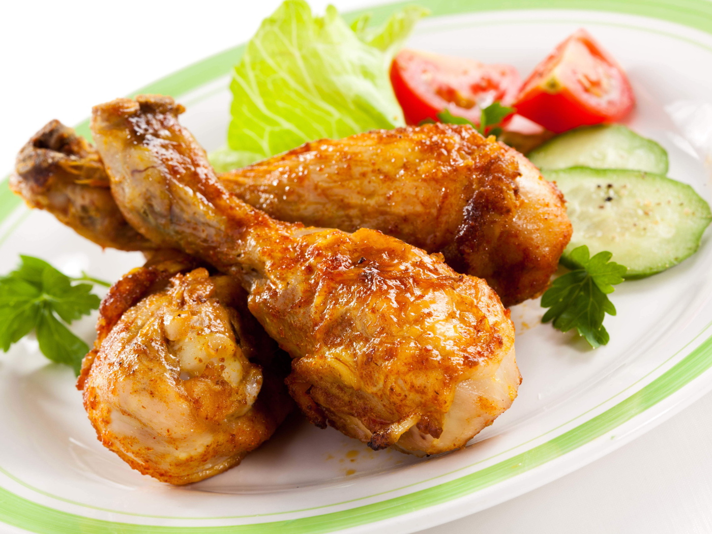Зажареные куриные ножки на тарелке с овощами